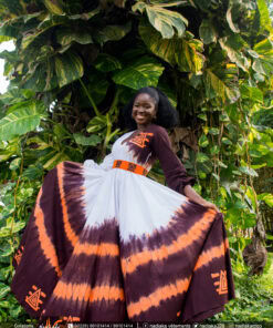 Robe longue ovale à manches bouffantes. tissu coton batik. Couleurs blanche/marron/orange. Ceinture bridée assortie orange marron