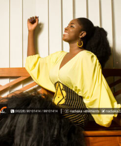 Robe longue brodée, mix de tissus mousseline, pagne tissé et tulles. Couleur Jaune et Noire.