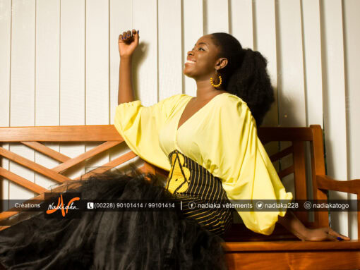 Robe longue brodée, mix de tissus mousseline, pagne tissé et tulles. Couleur Jaune et Noire.