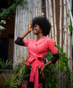 Robe tailleur croisée, tissu coton batik, couleur rouge corail noir.