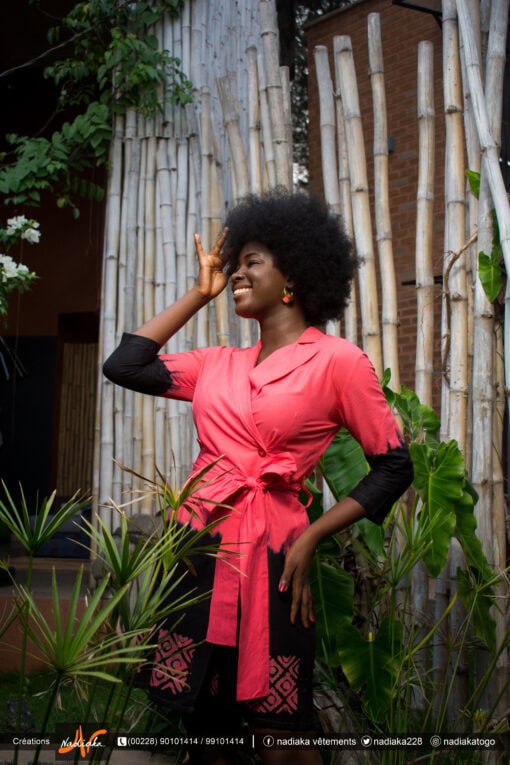 Robe tailleur croisée, tissu coton batik, couleur rouge corail noir.