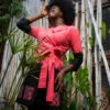 Robe tailleur croisée, tissu coton batik, couleur rouge corail noir.