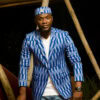 Homme avec chapeau et veste en tissu Kenté couleur bleu
