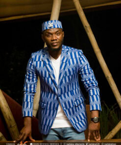 Homme avec chapeau et veste en tissu Kenté couleur bleu