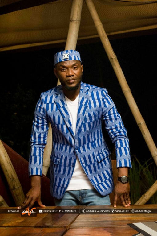 Homme avec chapeau et veste en tissu Kenté couleur bleu