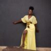 Robe longue brodée, mix tissus mousseline et brocarde, couleur jaune.Ceinture brodée assortie marron jaune