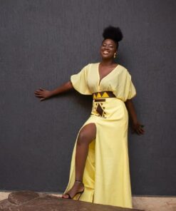 Robe longue brodée, mix tissus mousseline et brocarde, couleur jaune.Ceinture brodée assortie marron jaune