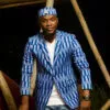 Homme avec chapeau et veste en tissu Kenté couleur bleu