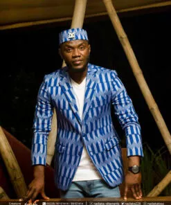 Homme avec chapeau et veste en tissu Kenté couleur bleu