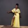 Robe longue brodée, mix tissus mousseline et brocarde, couleur jaune.Ceinture brodée assortie marron jaune
