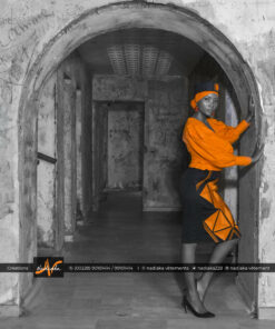 Ensemble tailleur batik orange et jupe en tissu brocarde avec broderies, chapeau brodé et foulard assortis