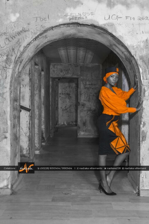 Ensemble tailleur batik orange et jupe en tissu brocarde avec broderies, chapeau brodé et foulard assortis