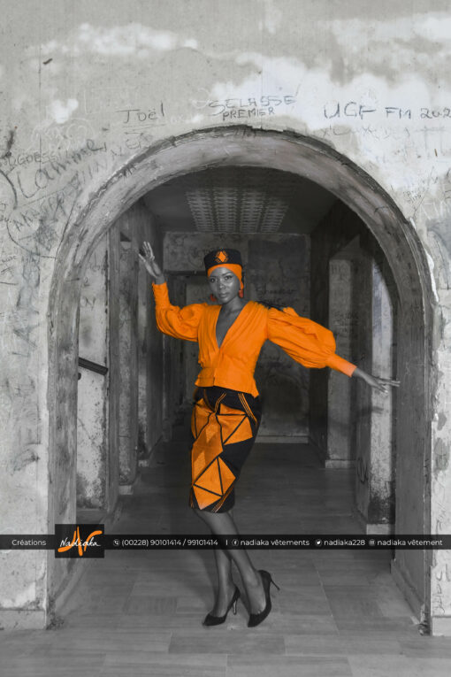 Ensemble tailleur batik orange et jupe en tissu brocarde avec broderies, chapeau brodé et foulard assortis