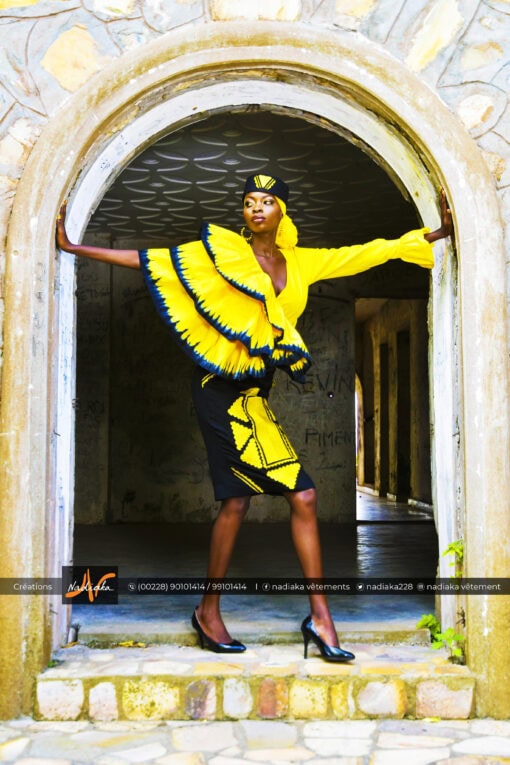 Ensemble Cache cœur en tissu batik couleur jaune, brodé, et jupe en tissu brocarde avec broderies, chapeau brodé et foulard assortis
