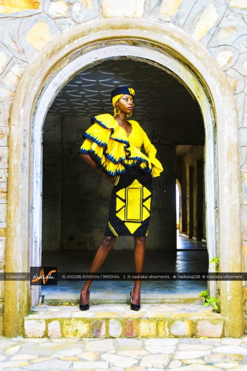Ensemble Cache cœur en tissu batik couleur jaune, brodé, et jupe en tissu brocarde avec broderies, chapeau brodé et foulard assortis