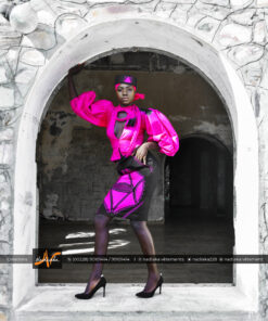Ensemble tailleur batik couleur rose fushia, et jupe en tissu brocarde avec broderies, chapeau brodé et foulard assortis