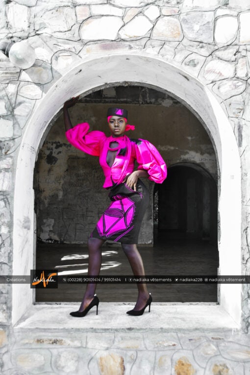 Ensemble tailleur batik couleur rose fushia, et jupe en tissu brocarde avec broderies, chapeau brodé et foulard assortis