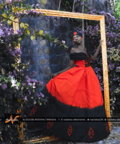 Robe longue évasée en tissu batik rouge/noir, mix tulles noires, avec broderies, chapeau et foulard assorti