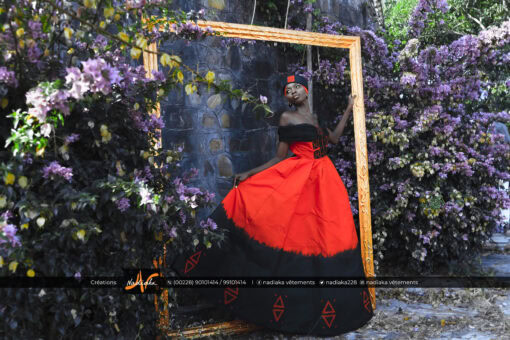 Robe longue évasée en tissu batik rouge/noir, mix tulles noires, avec broderies, chapeau et foulard assorti