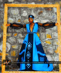Robe longue en tissu batik vert émeraude/noir, mix tulles noires et tissu brocarde noir, avec broderies, traînes superposées, chapeau et foulard assorti