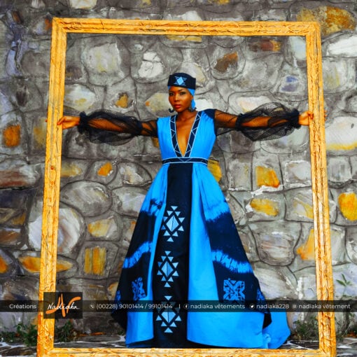 Robe longue en tissu batik vert émeraude/noir, mix tulles noires et tissu brocarde noir, avec broderies, traînes superposées, chapeau et foulard assorti