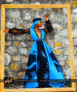 Robe longue en tissu batik vert émeraude/noir, mix tulles noires et tissu brocarde noir, avec broderies, traînes superposées, chapeau et foulard assorti