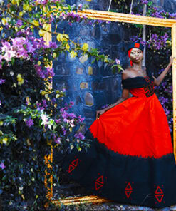 Robe longue évasée en tissu batik rouge/noir, mix tulles noires, avec broderies, chapeau et foulard assorti