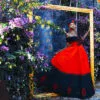 Robe longue évasée en tissu batik rouge/noir, mix tulles noires, avec broderies, chapeau et foulard assorti