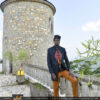 Ensemble 3 pièces homme: ensemble tunique batik rouge brique /noir, brodée, et veste longue en pagne tissé kenté noir, brodée. Chapeau brodé assorti