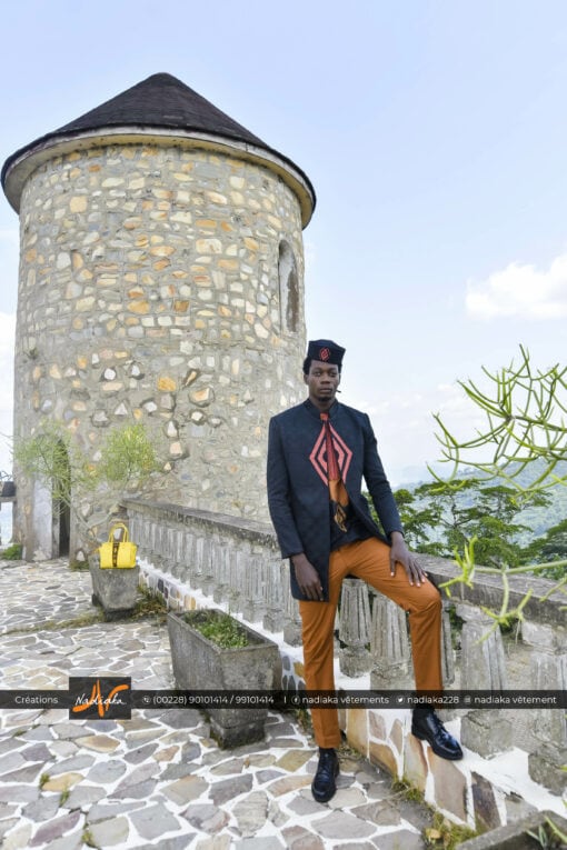 Ensemble 3 pièces homme: ensemble tunique batik rouge brique /noir, brodée, et veste longue en pagne tissé kenté noir, brodée. Chapeau brodé assorti