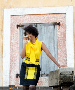 Robe batik jaune noire brodée, col cravate, avec ceinture brodée.