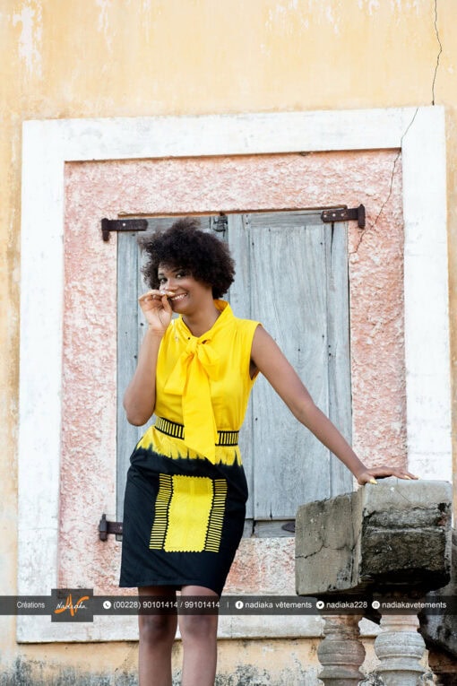 Robe batik jaune noire brodée, col cravate, avec ceinture brodée.