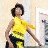 Robe batik jaune noire brodée, col cravate, avec ceinture brodée.