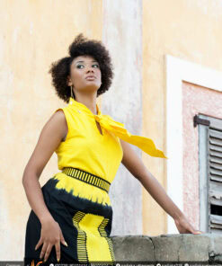 Robe batik jaune noire brodée, col cravate, avec ceinture brodée.