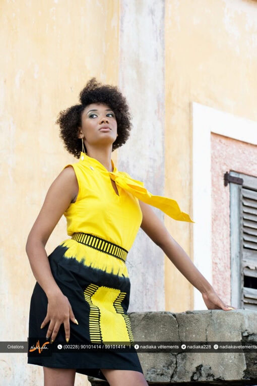 Robe batik jaune noire brodée, col cravate, avec ceinture brodée.