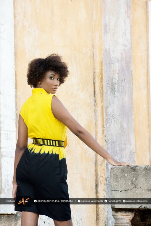 Robe batik jaune noire brodée, col cravate, avec ceinture brodée.