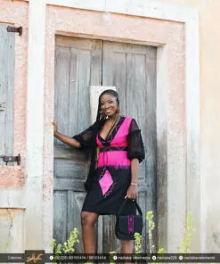 Robe batik rose fuschia noire brodée, avec ceinture brodée. Manches en dentelles tulles.