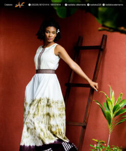 Robe longue brodée "Machami séwloué", tissu batik tons beige kaki marron, ceinture brodée assortie.