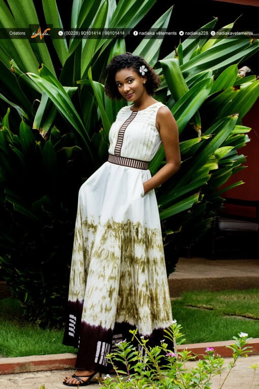 Robe longue brodée "Machami séwloué", tissu batik tons beige kaki marron, ceinture brodée assortie.