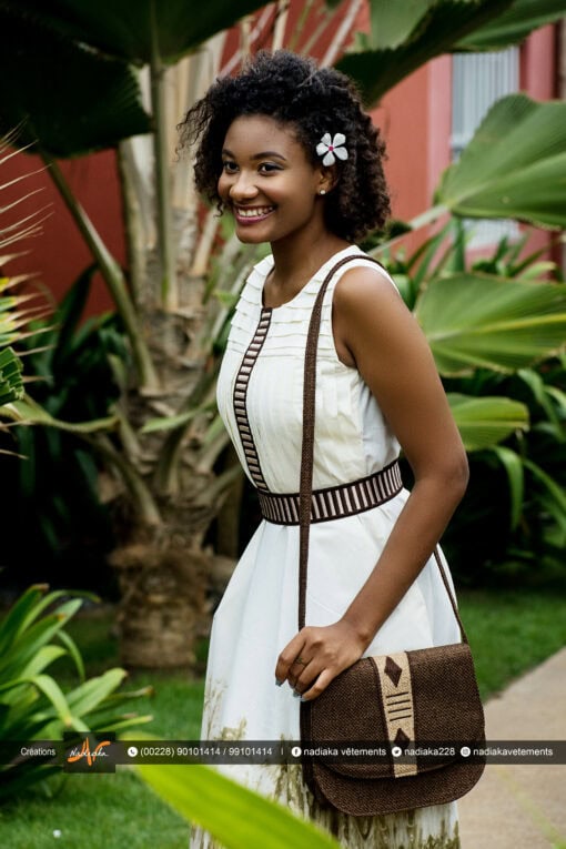 Robe longue brodée "Machami séwloué", tissu batik tons beige kaki marron, ceinture brodée assortie.