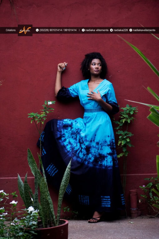 Robe longue brodée "Adétèdou séwloué", tissu batik tons bleu turquoise et bleu marine, ceinture brodée assortie et chapeau brodé assorti.