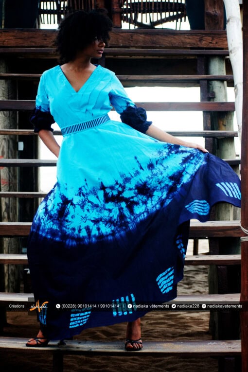 Robe longue brodée "Adétèdou séwloué", tissu batik tons bleu turquoise et bleu marine, ceinture brodée assortie et chapeau brodé assorti.