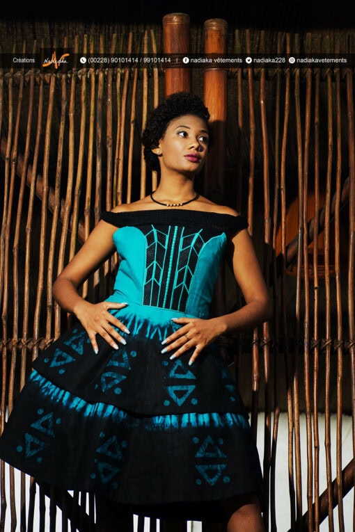 Robe courte brodée "Déla klém", tissu batik tons vert emeraude et noir, ceinture brodée assortie.