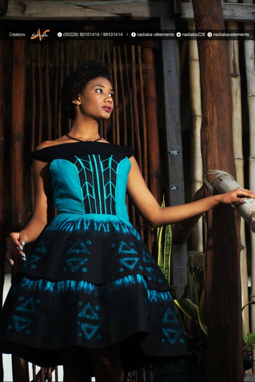 Robe courte brodée "Déla klém", tissu batik tons vert emeraude et noir, ceinture brodée assortie.