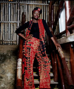 Ensemble pantalon palazzo et gilet cape long, tissu tie and dye rouge et noir
