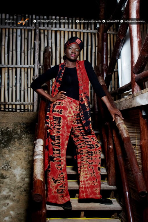 Ensemble pantalon palazzo et gilet cape long, tissu tie and dye rouge et noir