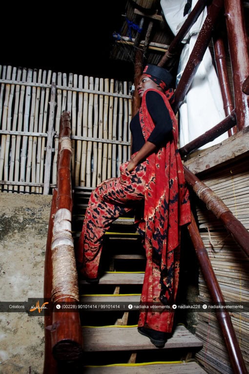 Ensemble pantalon palazzo et gilet cape long, tissu tie and dye rouge et noir