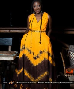 Robe longue brodée "Adétèdou séwloué", tissu batik tons orange et marron, ceinture brodée assortie.