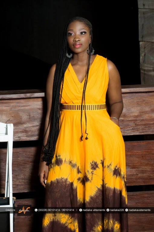 Robe longue brodée "Adétèdou séwloué", tissu batik tons orange et marron, ceinture brodée assortie.