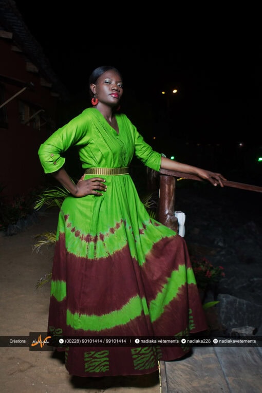Robe longue brodée "Adétèdou séwloué", tissu batik tons vert et marron, ceinture brodée assortie.